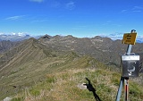 Cima Valstronese del Monte Capio, sullo sfondo la testata della Valle Strona con al centro la cima più alta : il Monte Capezzone